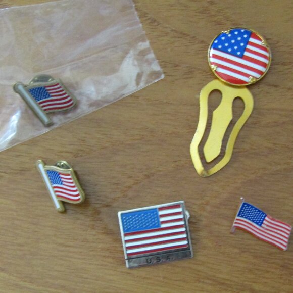 4 American Flag Pins and 1 USA Book Mark Money Clip - Picture 1 of 7